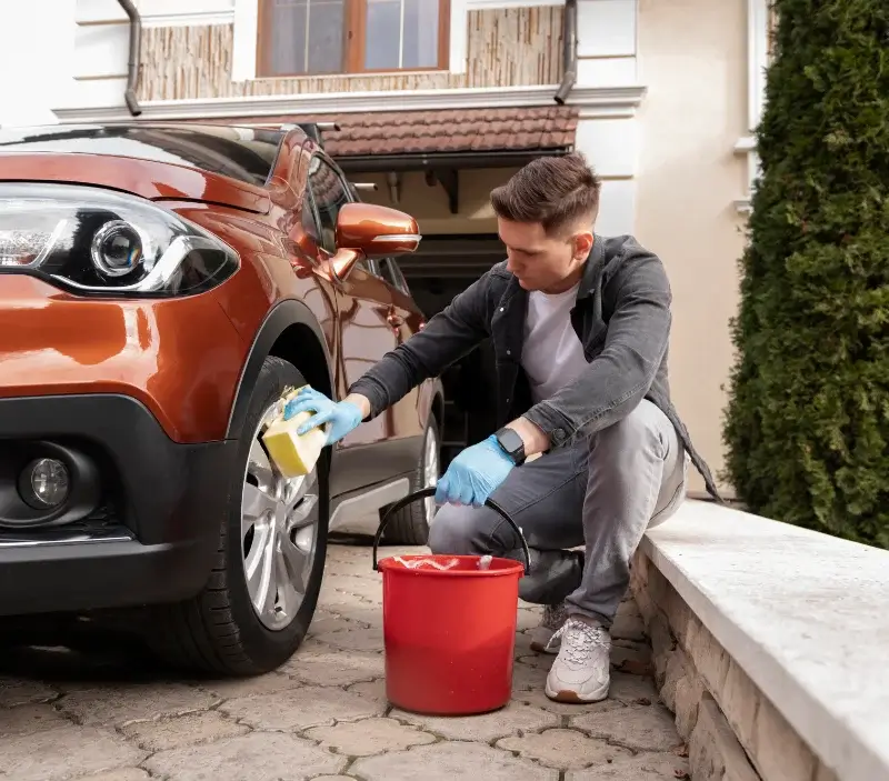 Lavage auto à domicile Le Mas-d'Azil : professionnel intervenant sur un véhicule